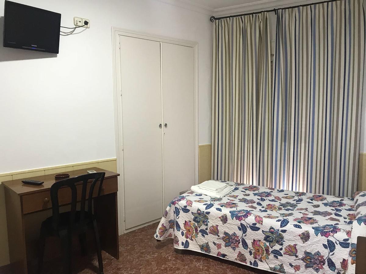 Hostal Bar San Pedro Mairena De Alcor Bagian luar foto