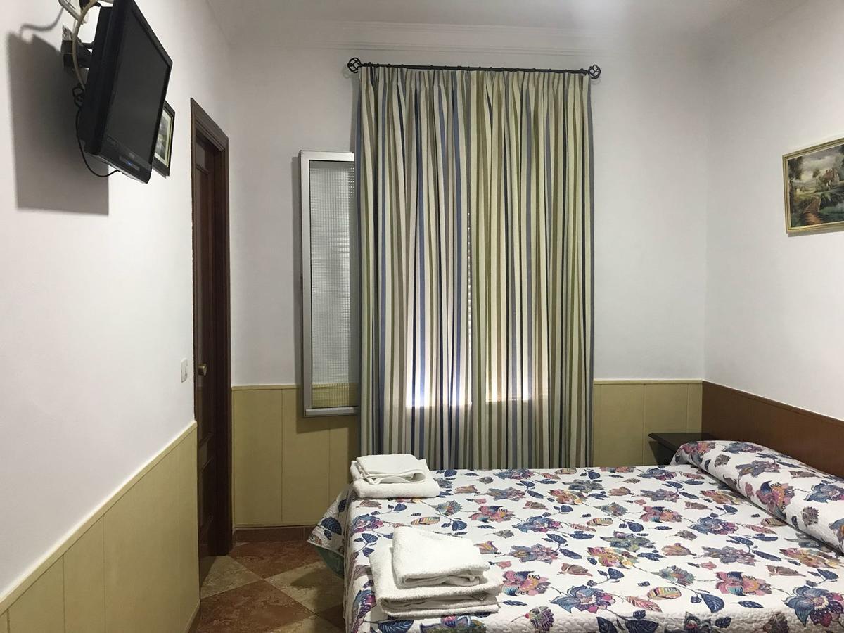 Hostal Bar San Pedro Mairena De Alcor Bagian luar foto
