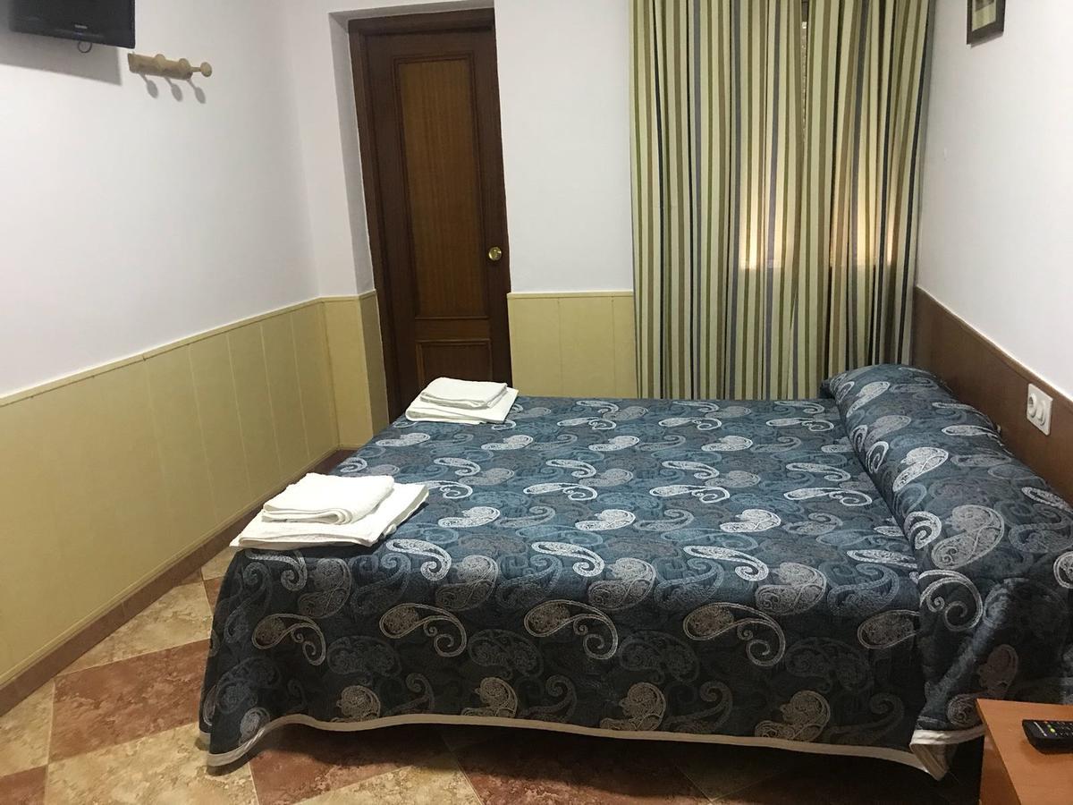 Hostal Bar San Pedro Mairena De Alcor Bagian luar foto