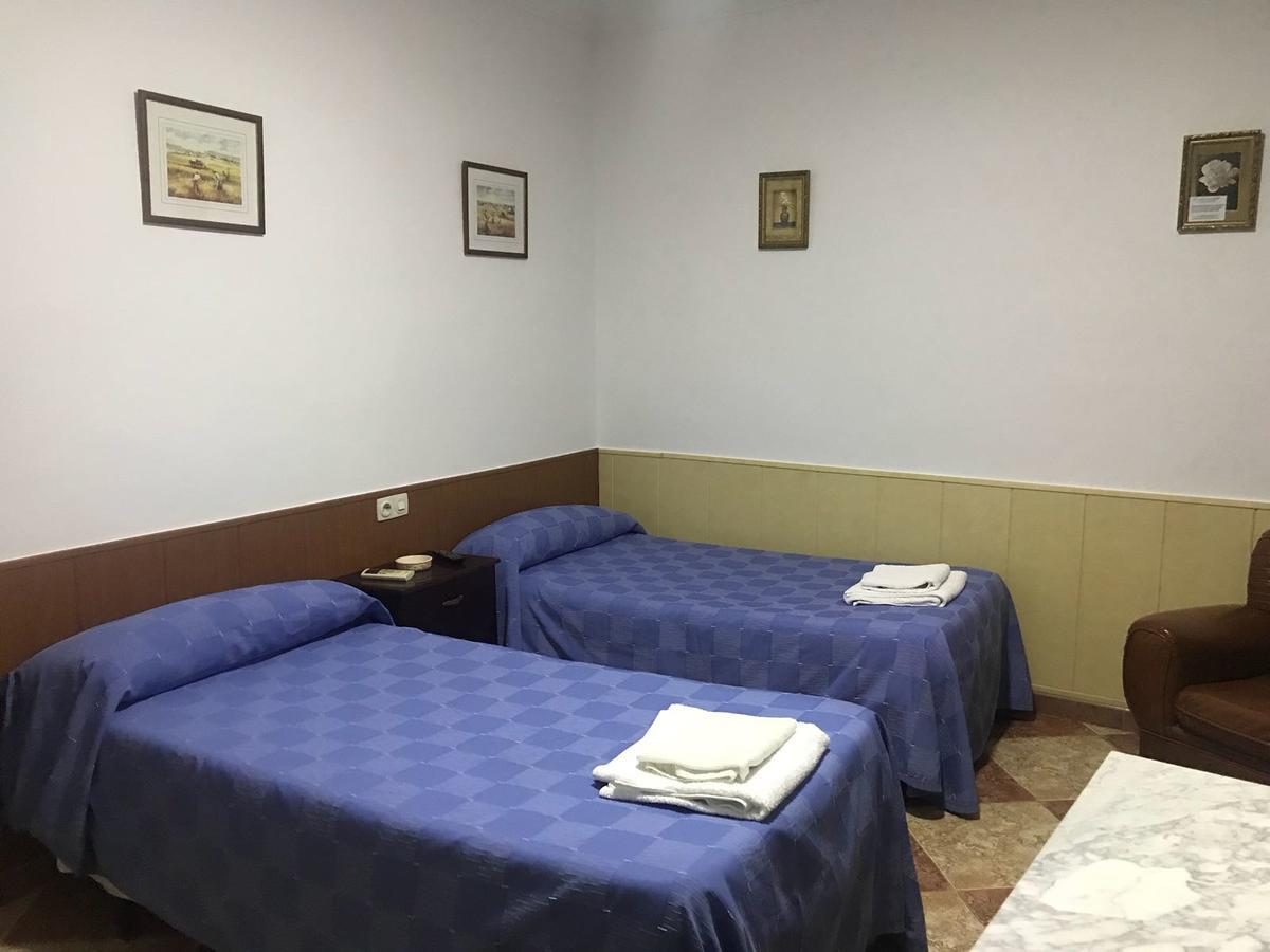 Hostal Bar San Pedro Mairena De Alcor Bagian luar foto
