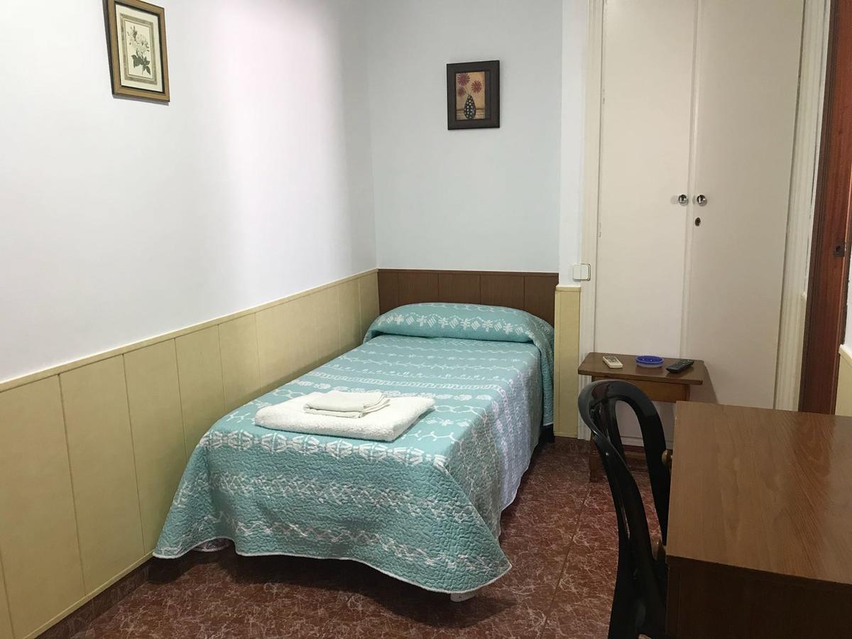 Hostal Bar San Pedro Mairena De Alcor Bagian luar foto